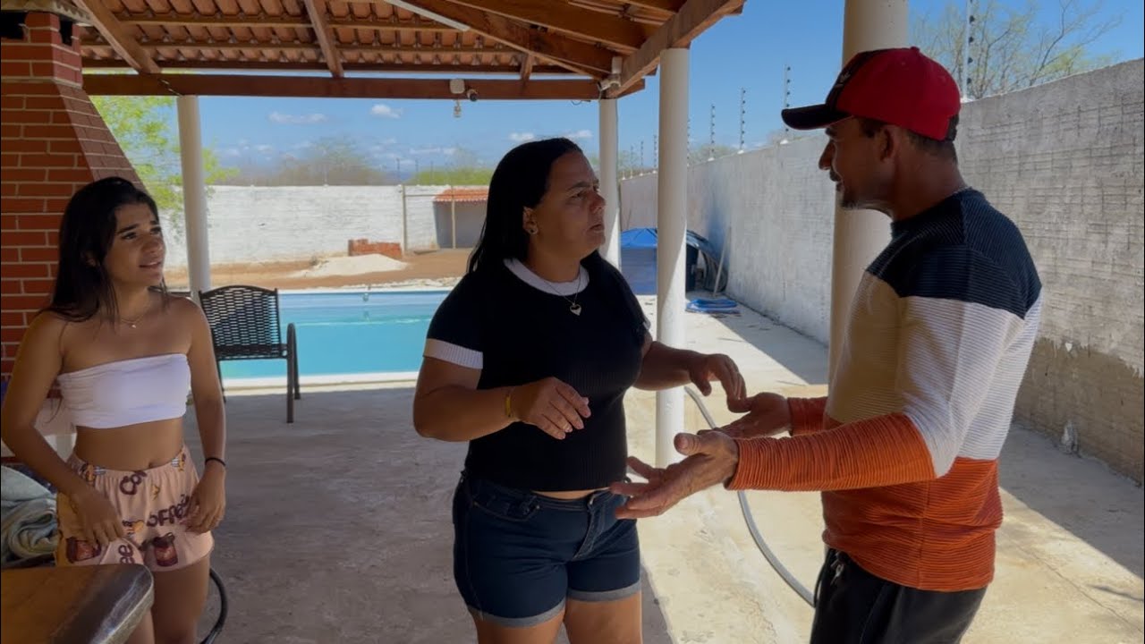 MAXSOLAYNE RECEBE VISITAS COM ROUPA CURTA E ARRUMA CONFUS&Atilde;O😱