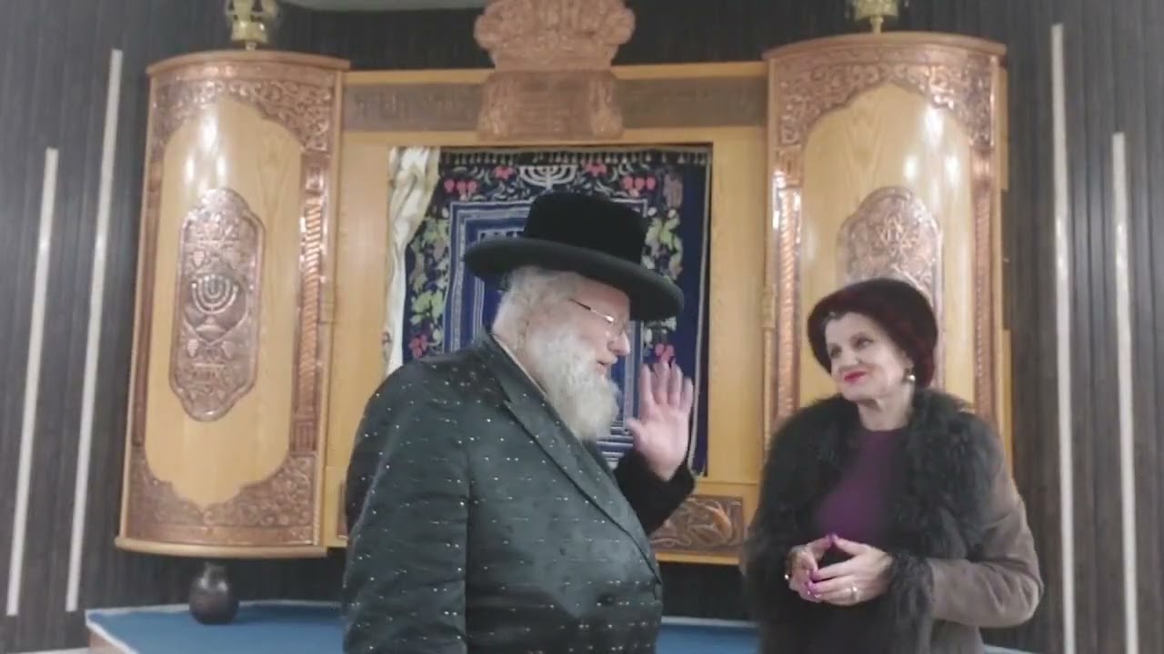  הרבי נותן מתנת יום הולדת להרבנית שבט תשפ''ו בקצרין