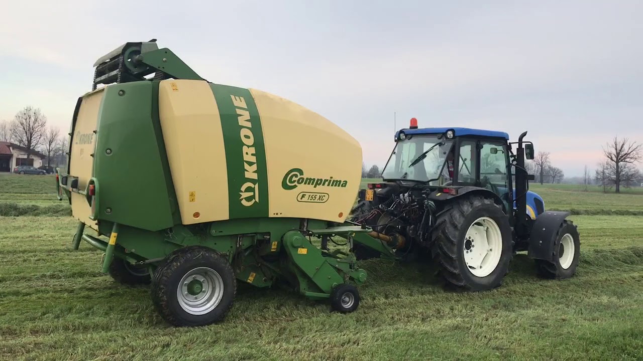 New Holland T4040 e Krone Comprima F155XC Erba verde