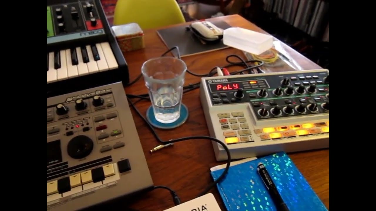Roland MC 303 tutorial - Using Pattern Sets in real-time.