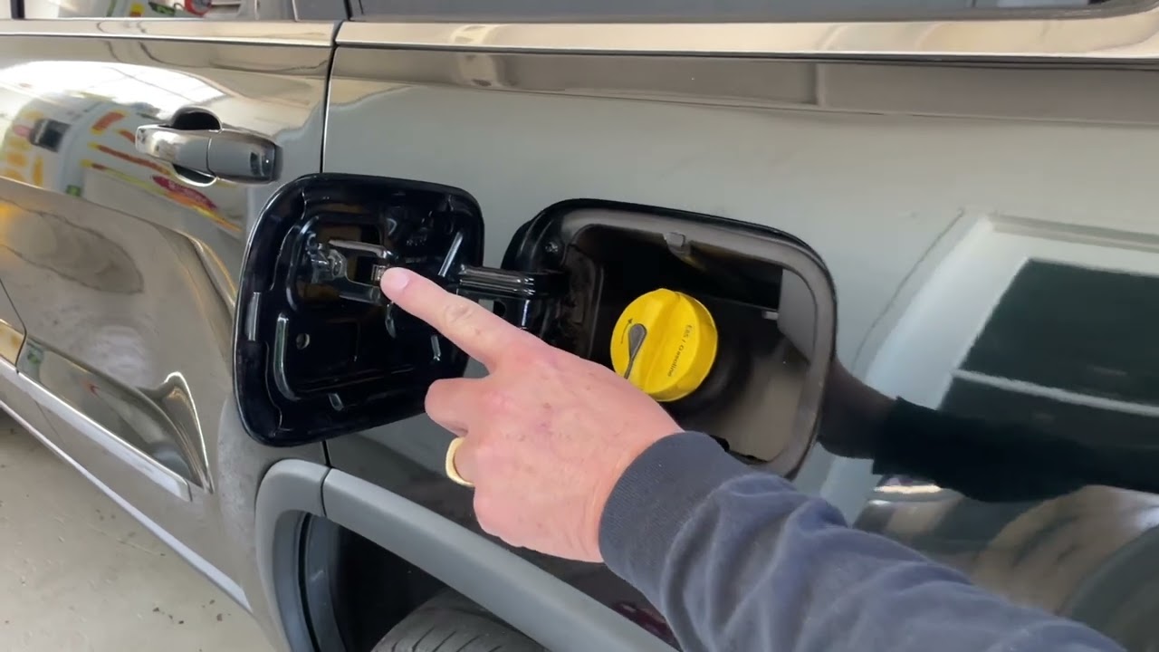 How To Open Your Stuck Fuel Door / Gas Cover On A 2011-2013 Jeep Grand Cherokee - Emergency Release