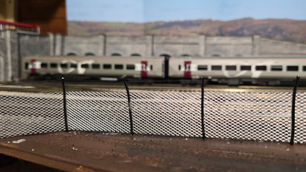 Oo gauge model railway budget friendly security fence  / mesh fences  modelling on the cheap 👌