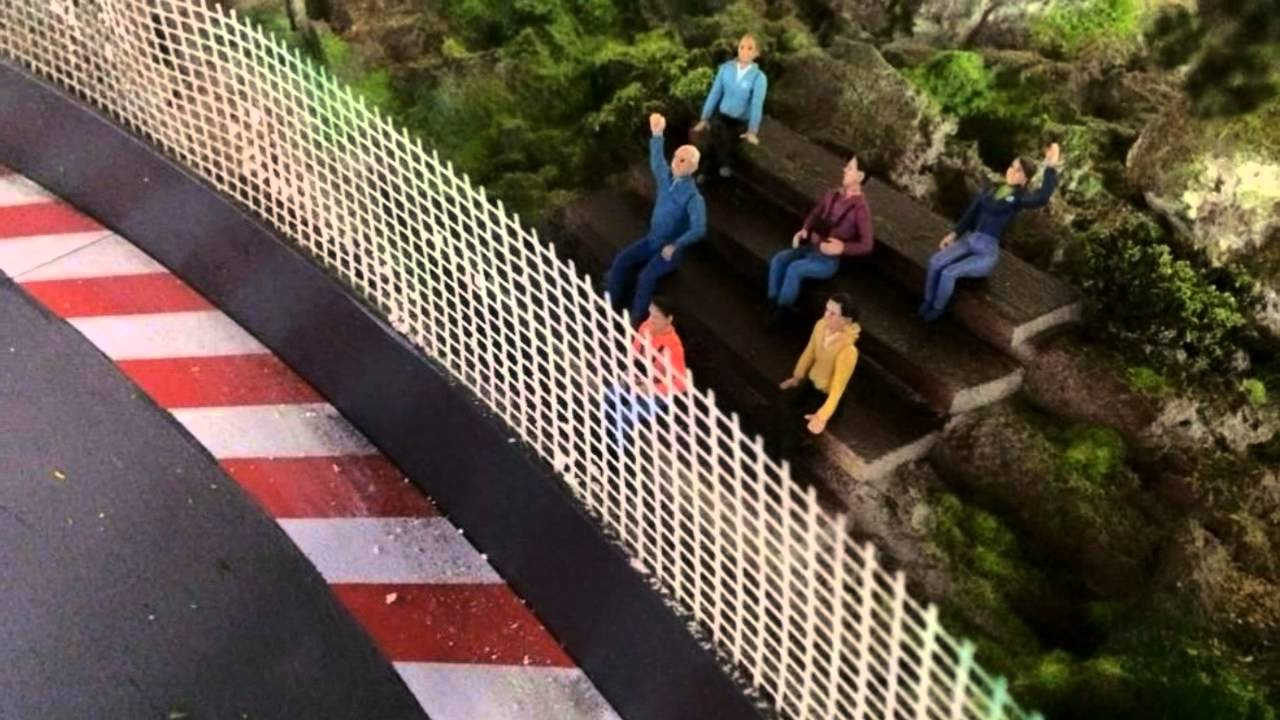 Dekoarbeiten auf einer Carrera Digital Bahn