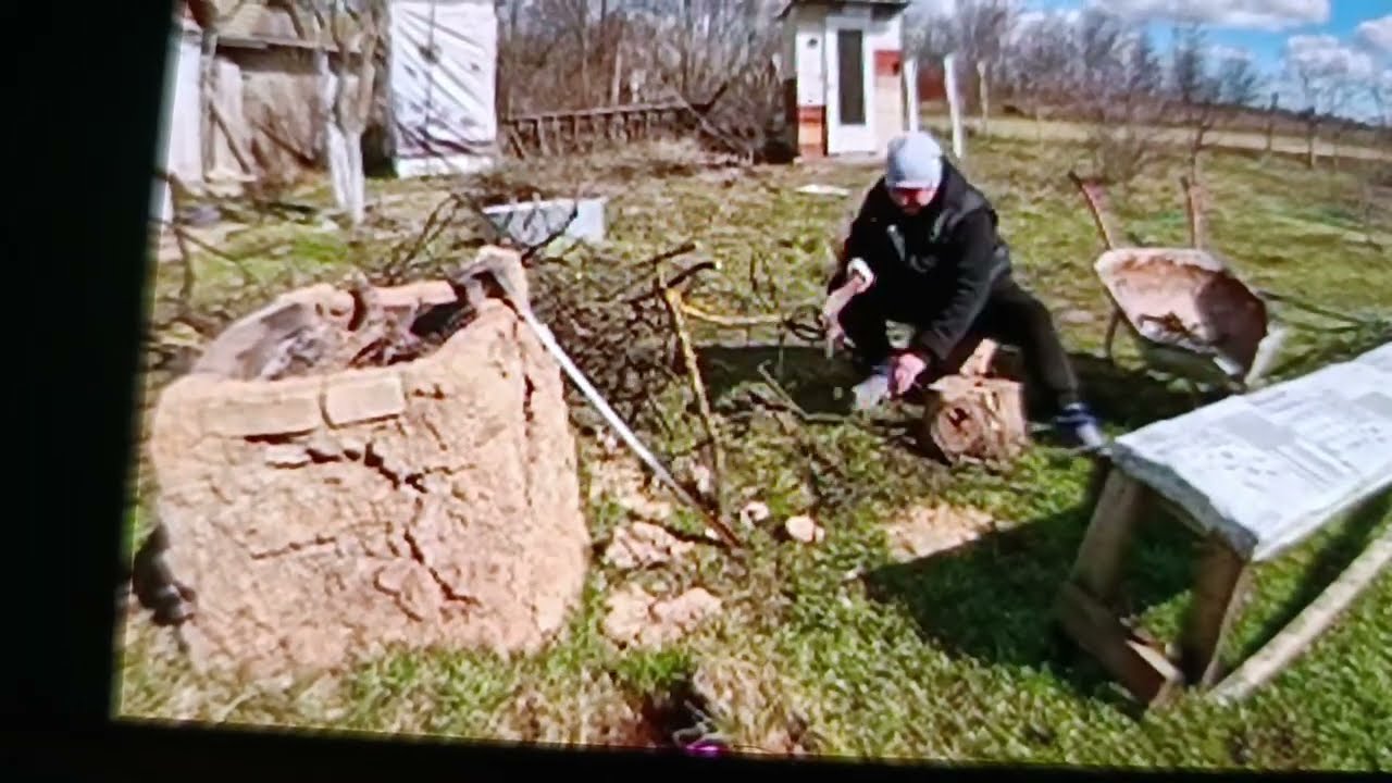 Я мужик .Должен наулице работать.Моя королева с детьми дома а домашние дела, когда нибудь сделается.
