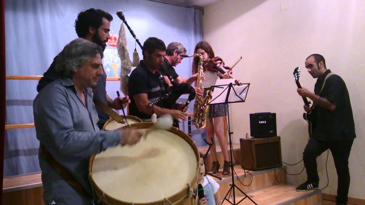 Actuación del Grupo de Gaitas del Lar Gallego y MUSSELS II