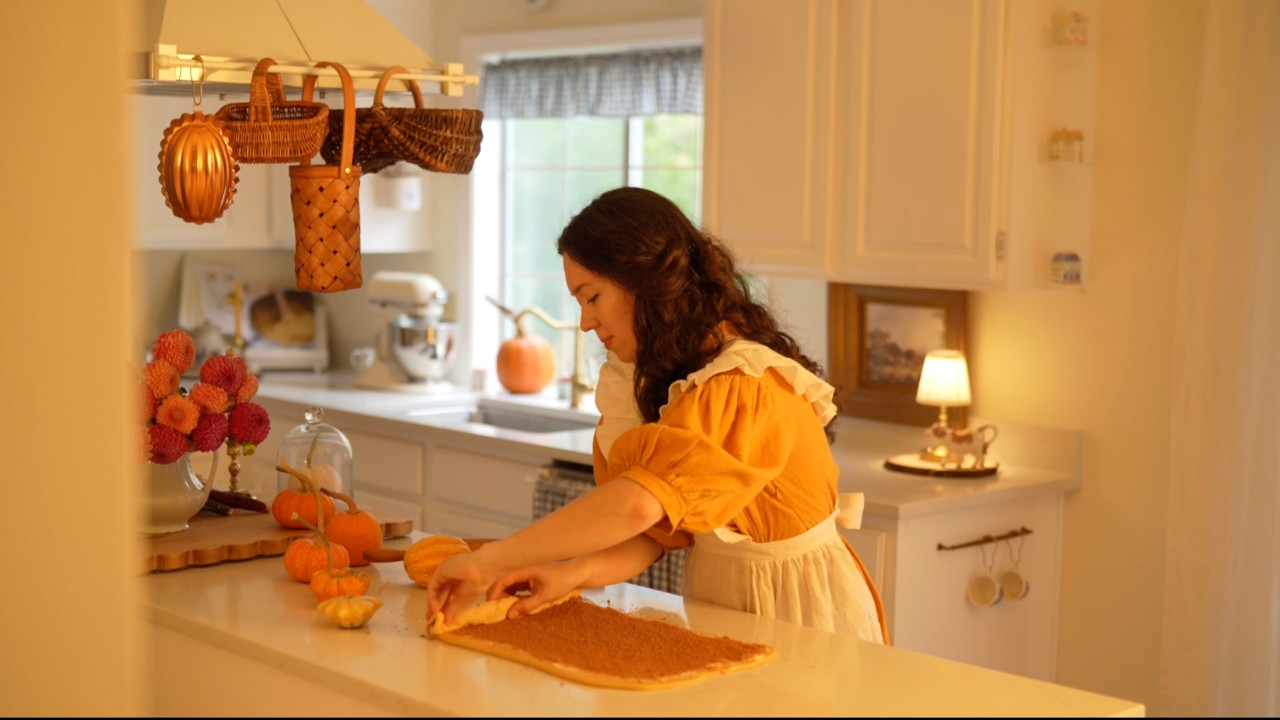 🍂 A Cozy Fall Day at Home: Baking, Gardening & Fireside Evenings 🕯