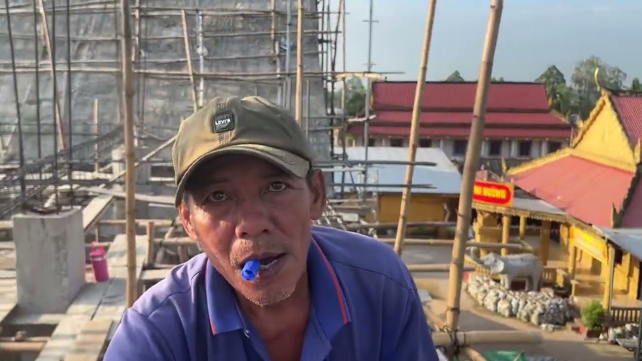 Buộc sắt đà đổ bê tông xây tượng Phật 