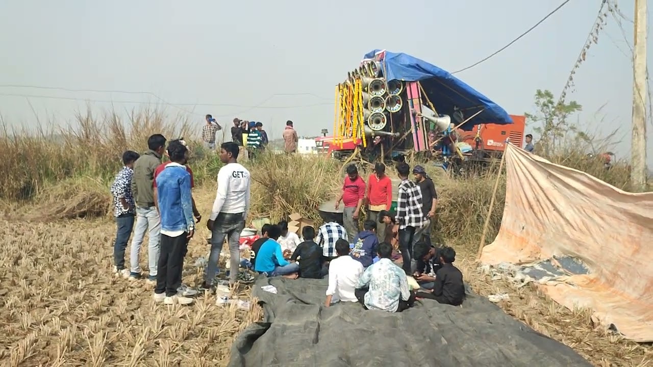 রকস্টার সাউন্ড বাজানো শুরু করছে ছট্টুদা পিকনিকে।