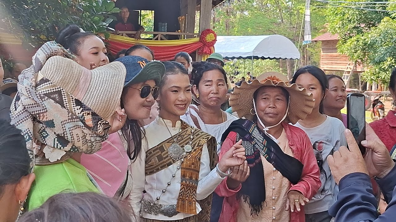 คอนเสิร์ตธิดาลาวกับสองสาวศรีวิไลม่วนๆแบบบ้านเฮาที่เมืองอาดสะพอน