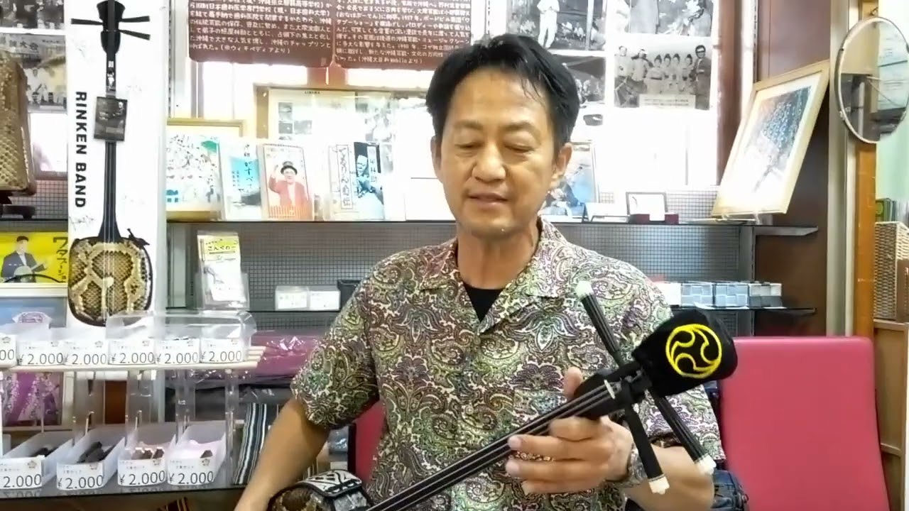 片山浩太郎さん｢すみなし節｣を唄う！照屋林助三線店にて。