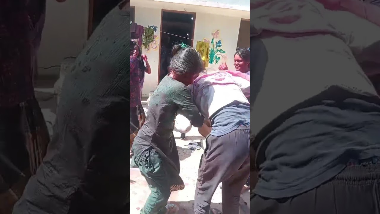 होली पर मस्ती कर रहे हैं बच्चे लोग 