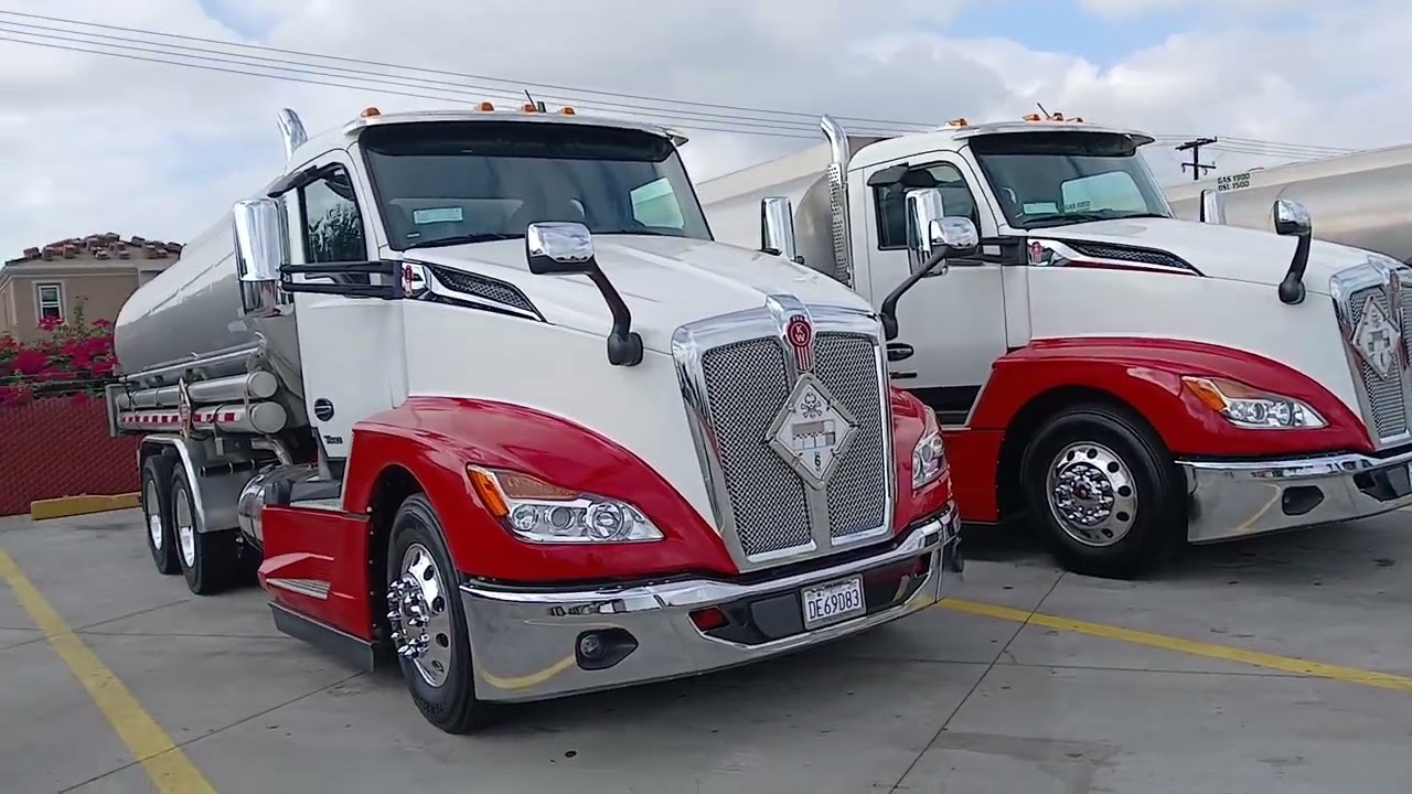 Miren gente llegaron los. Nuevos truck