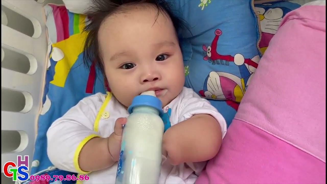 💖💚💖 BÉ LỤA TỰ CẦM BÌNH SỮA UỐNG GIỎI QUÁ 💖💚💖