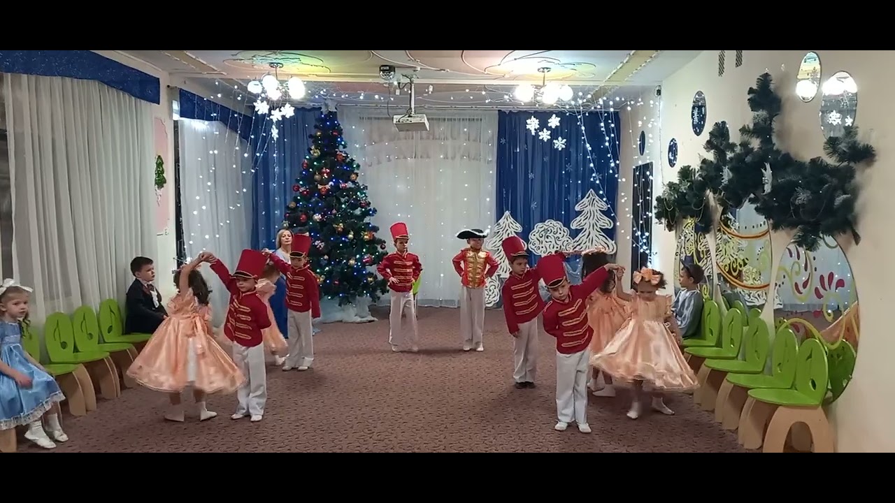 Танец солдатиков и кукол в спектакле 