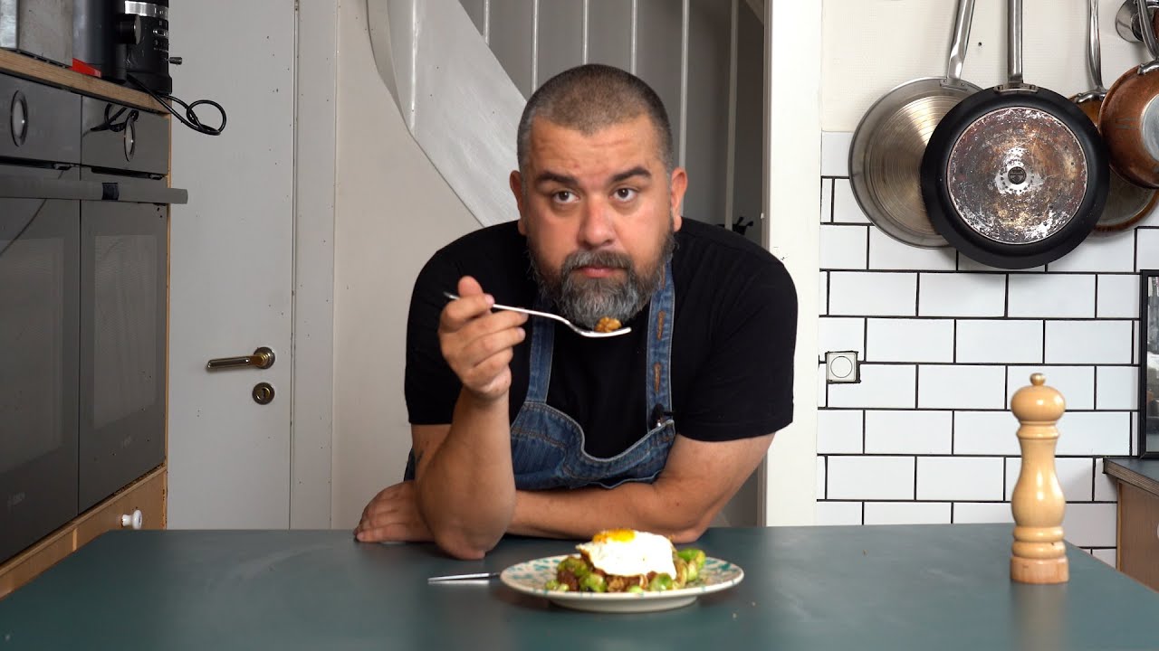 Toast med blåskimmel, bacon og rosenkål.