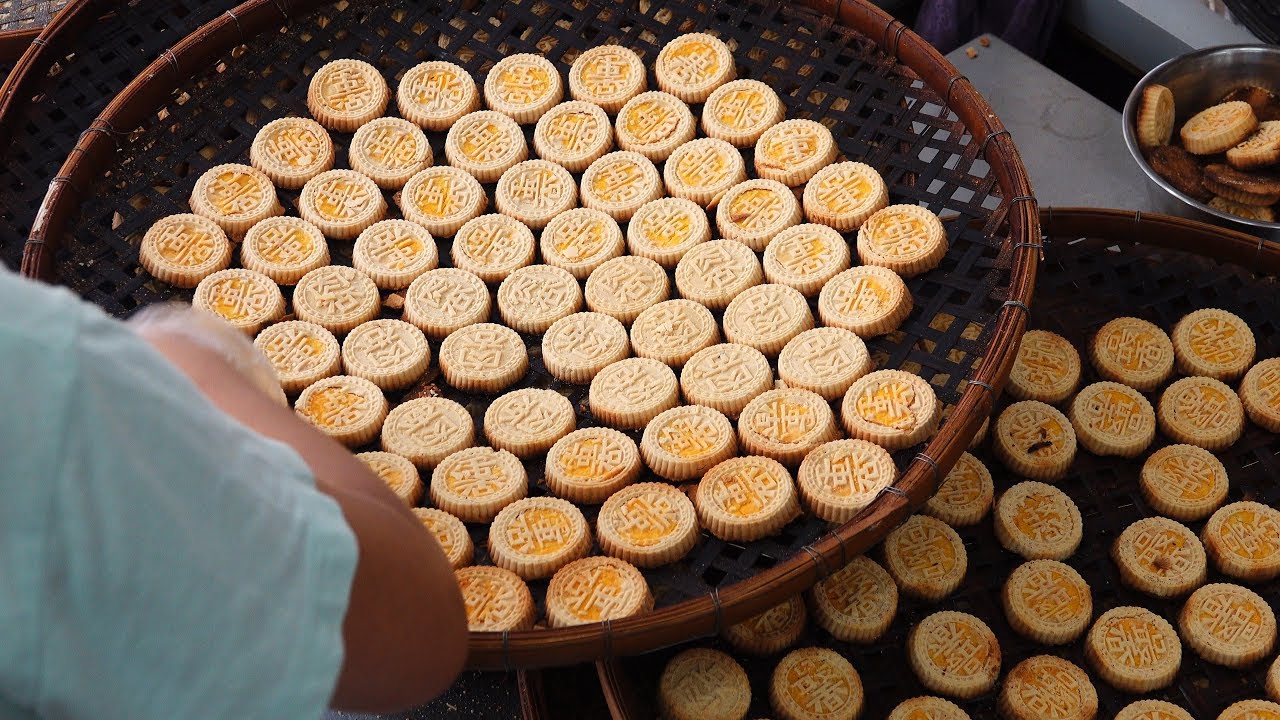 Macau street food - Choked Almond Cookie