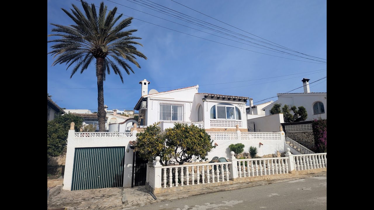 Cosy villa with garage for sale in Moraira