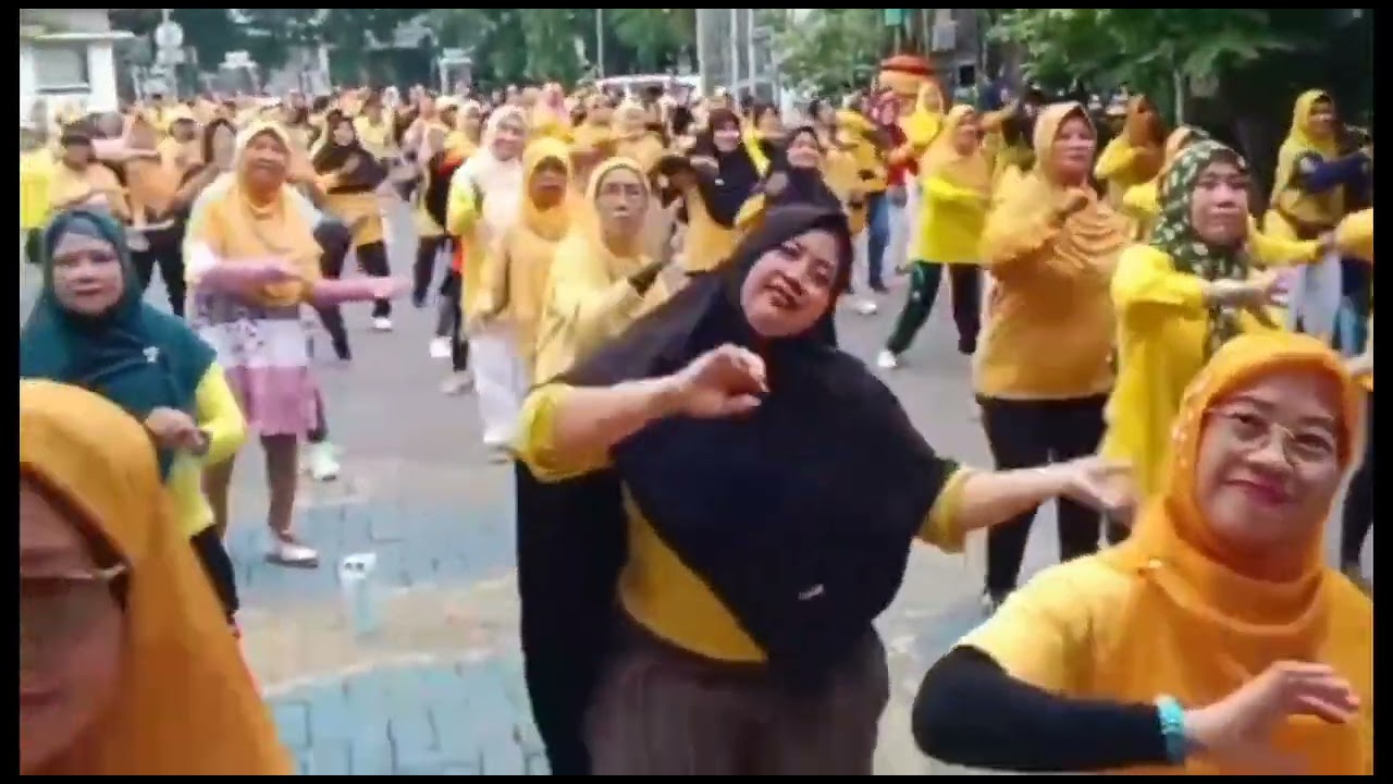 Pantau: Awali Thn 2026, Komunitas Ibu-Ibu GuyubRukun Gelar Senam Senang Bersama Kel Balongsari Sby