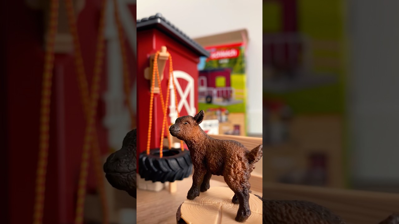 Unboxing the schleich goat stable