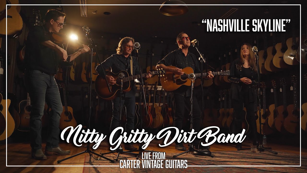 Участники группы Nitty Gritty Dirt Band исполняют 
