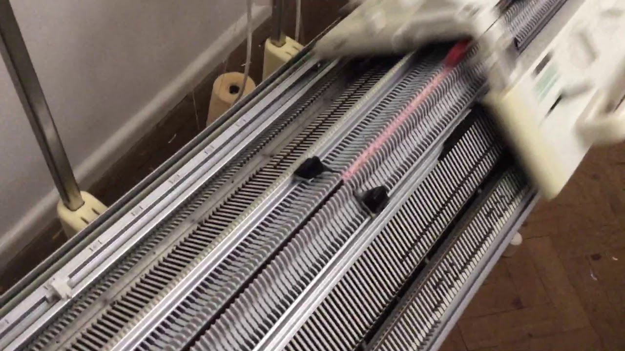 Passap knitting machine E6000 with Electra 4600 motor in action