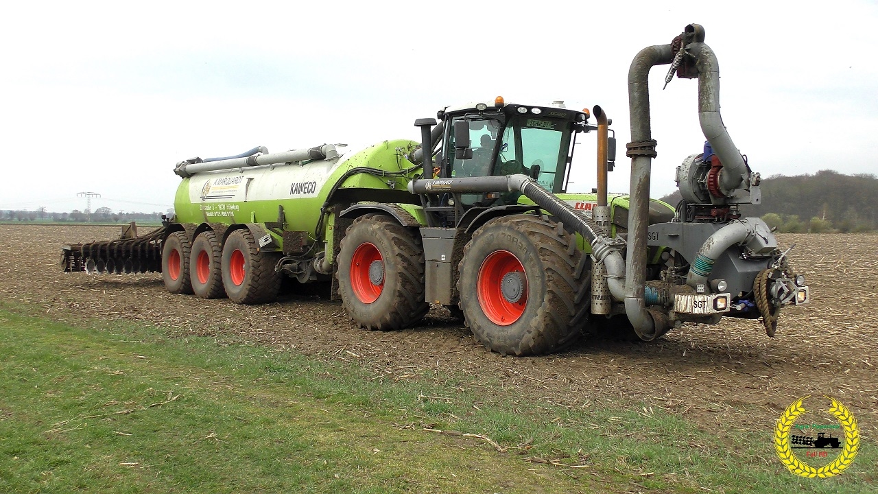 Claas Xerion 3800 von LU. A. Marquardt beim Gülle Grubbern 2016