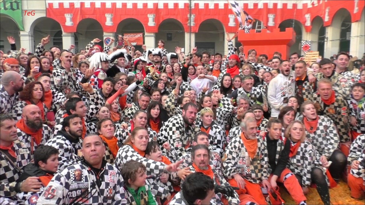 Mugnaia e Scacchi aranceri - foto di gruppo - Carnevale Ivrea 2017