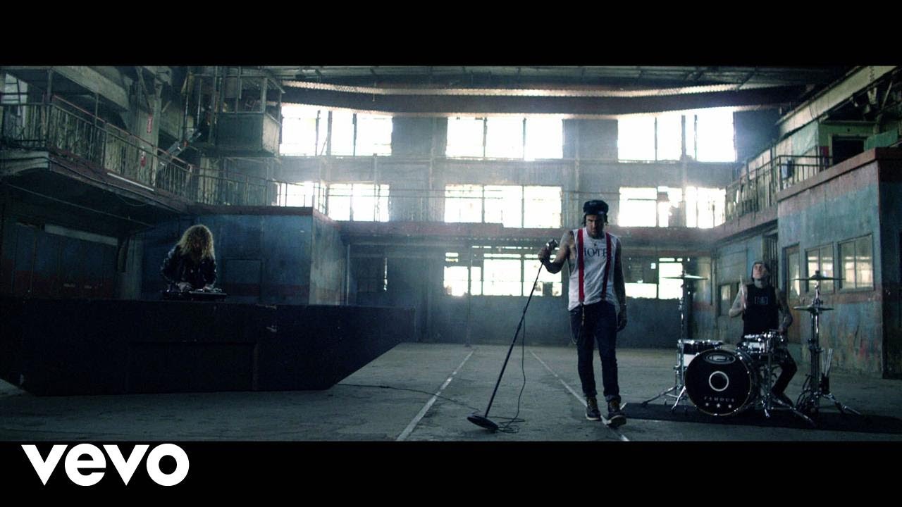 Yelawolf - Punk ft. Travis Barker, Juicy J