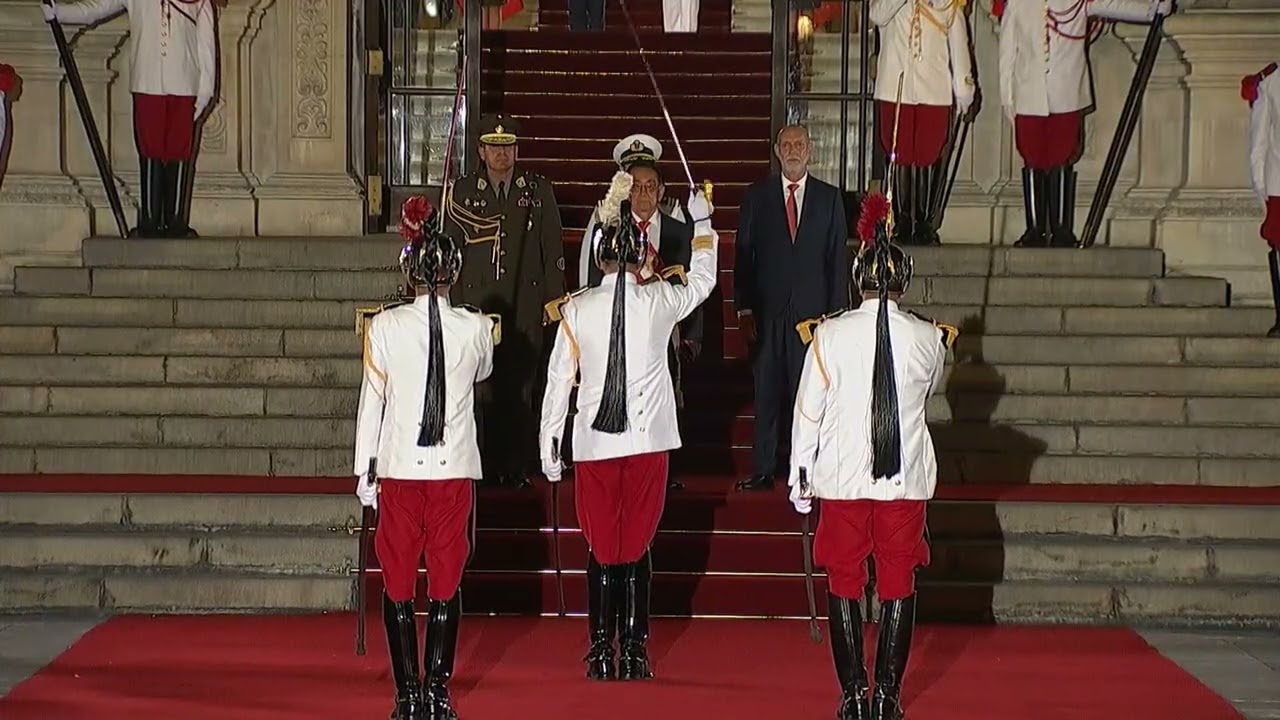 Presidente José Balcázar ingresa a Palacio de Gobierno con honores como jefe de Estado