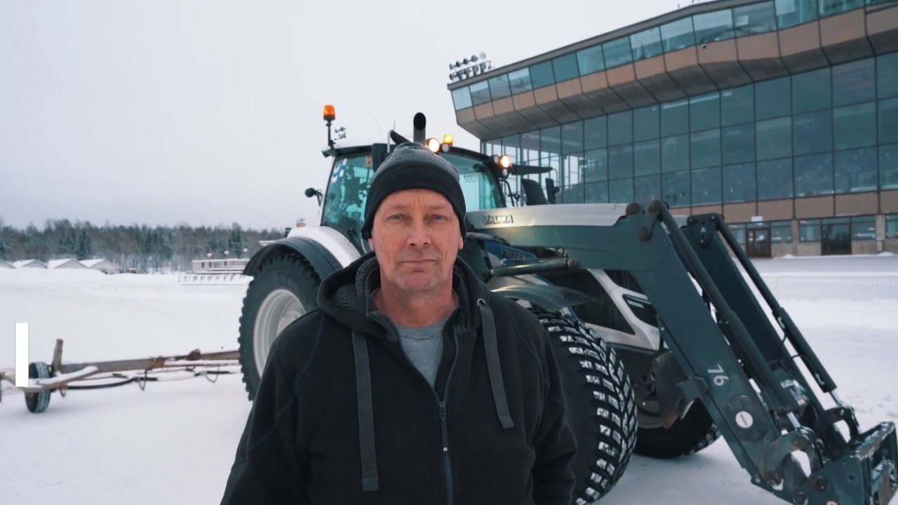 VALTRA T214 SUOMEN SUURIMMALLA RAVIRADALLA - asiakastarina Vermon raviradan hoidosta traktorilla