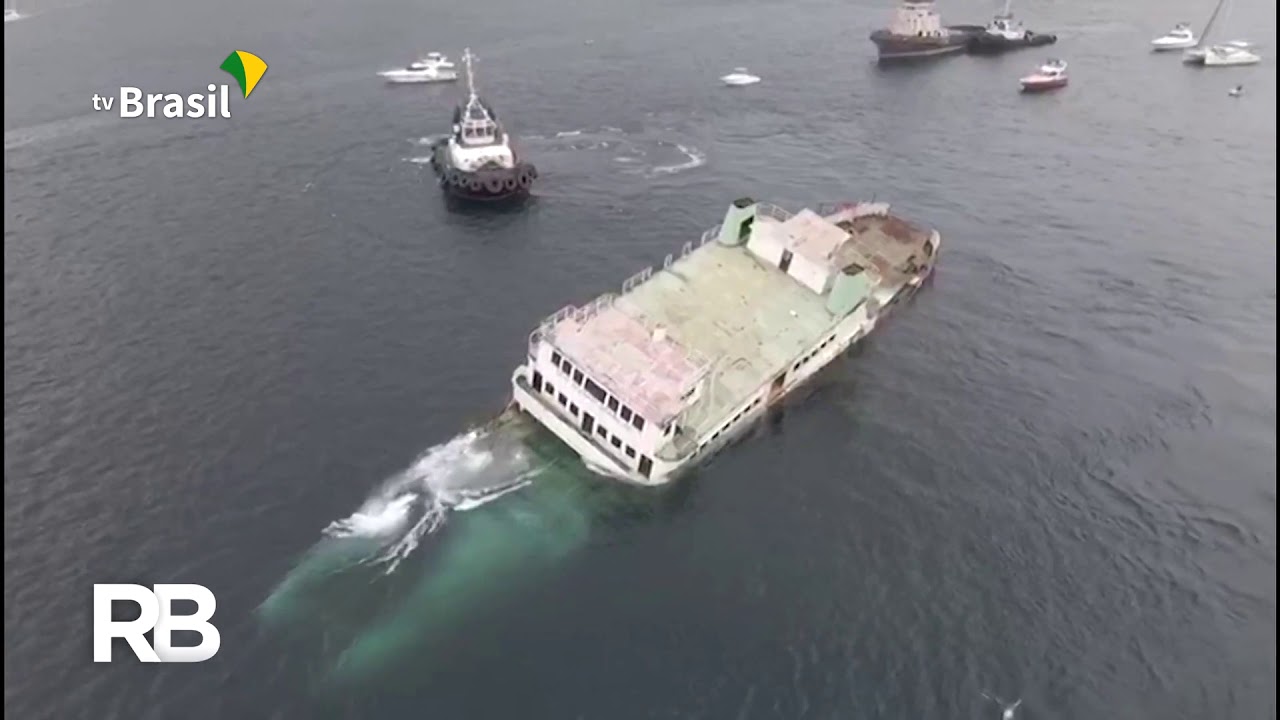 Confira imagens do naufrágio do primeiro e mais antigo ferry boat da Bahia