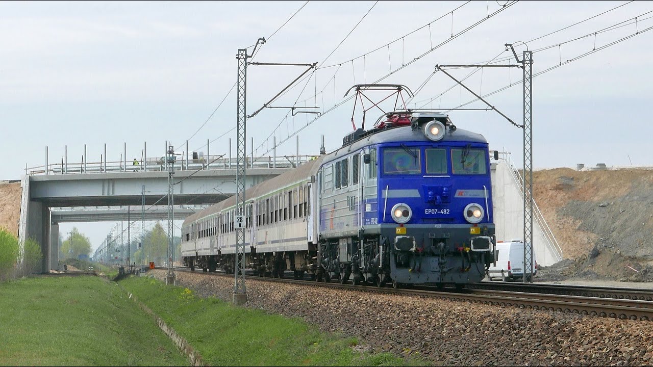 (4K) EP07-482 z transportem wyłączonych z ruchu wagon&oacute;w na modernizację w Mińsku Maz. | Cisie