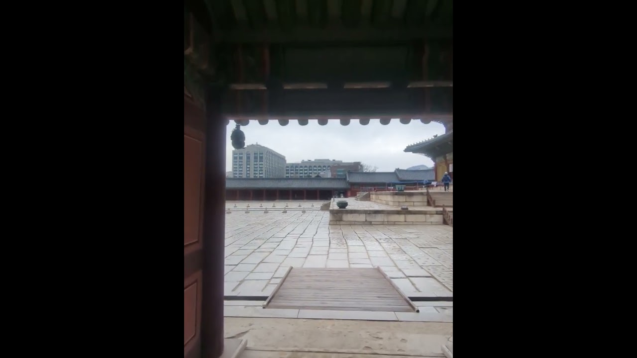 One of Seoul's palaces under the rain #travel #korea #seoul #palace #rain