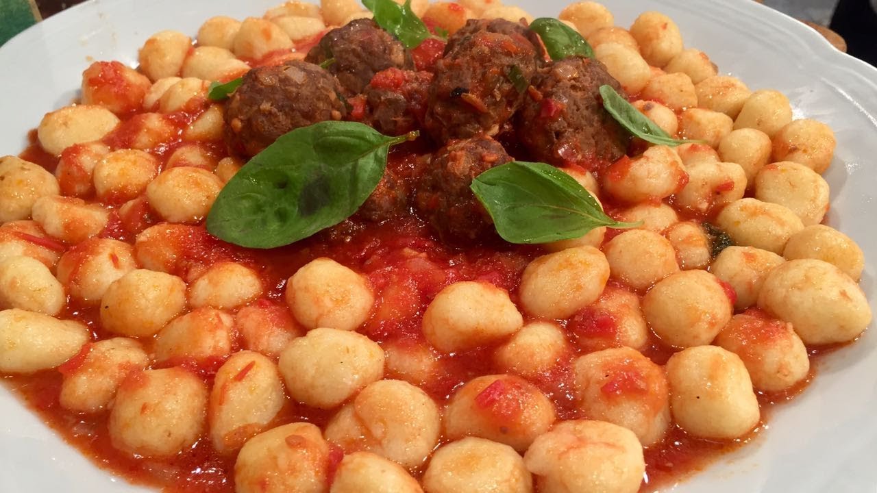 Ñoquis que no se pegan al paladar con albóndigas estofadas