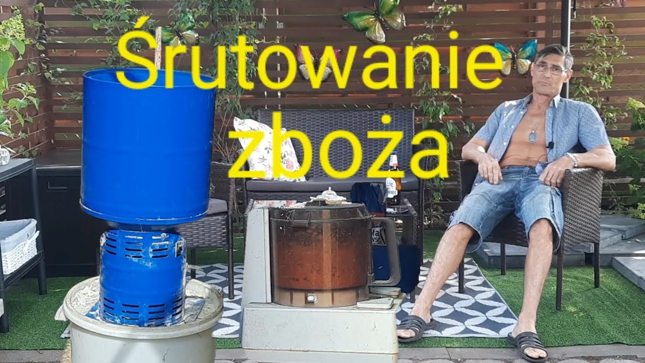 Śrutowanie zboża dla kur.