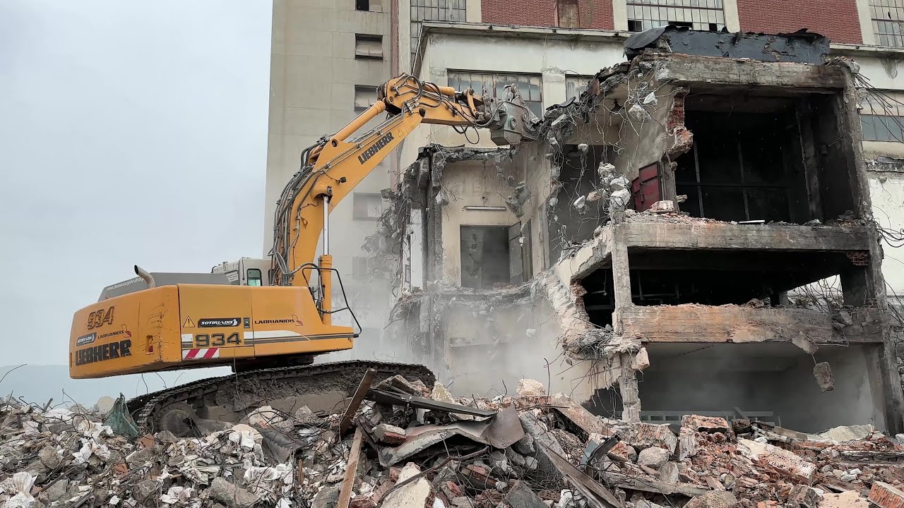 Liebherr 934 With Concrete Pulverizer Demolishes A Building - Sotiriadis/Labrianidis Demolitions -4k
