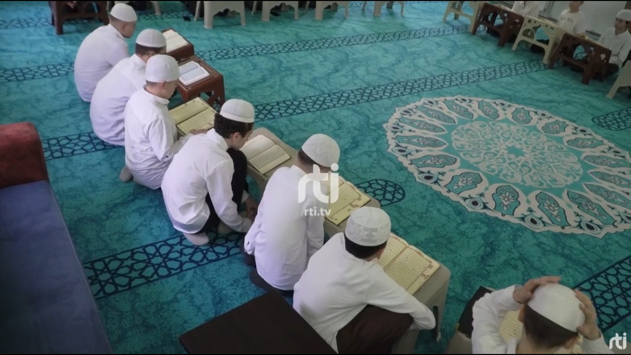 Iftar me ata që nesër do të bëhen Hafiza! Medreseja e Madhe, Gjakovë | RTI