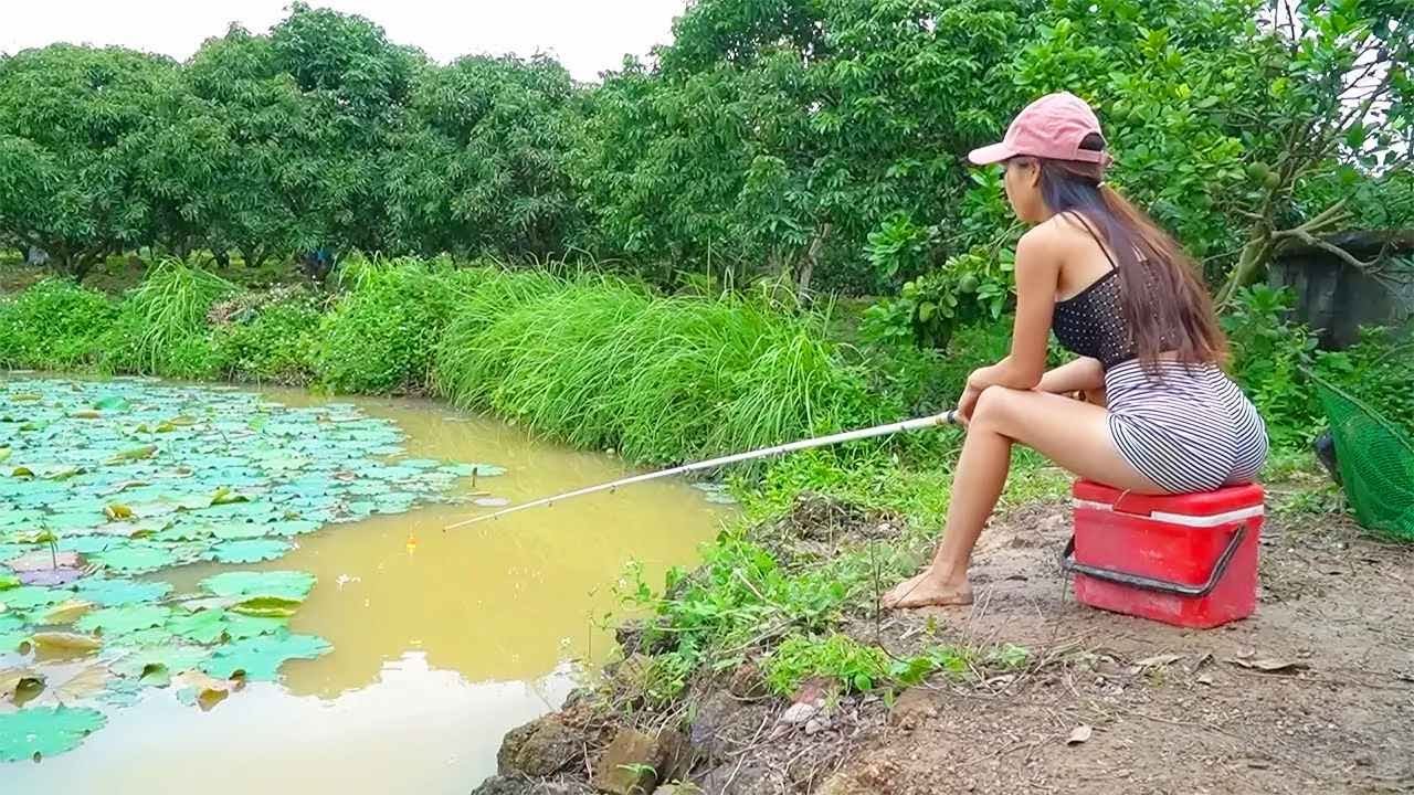 美女幫兩位大哥代釣，免費釣40公斤的大草魚，大哥性情的要請她吃飯！【女钓友微微】#钓鱼