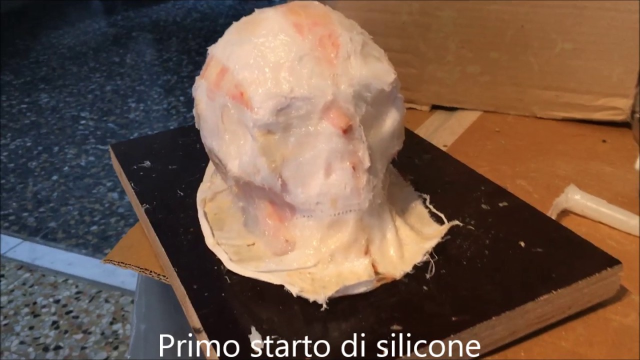 Realizzare un teschio in gesso con forma in gomma