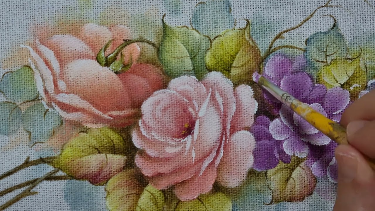 Rosas com violetas e arabescos