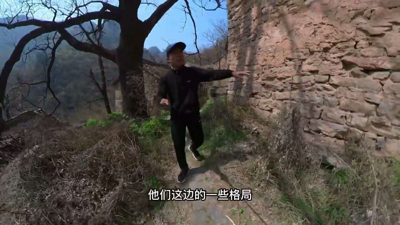 小伙打算深夜挑战封门村，发现奇怪现象，一个人害怕想离开这里#封门村 #无人村 #骑行