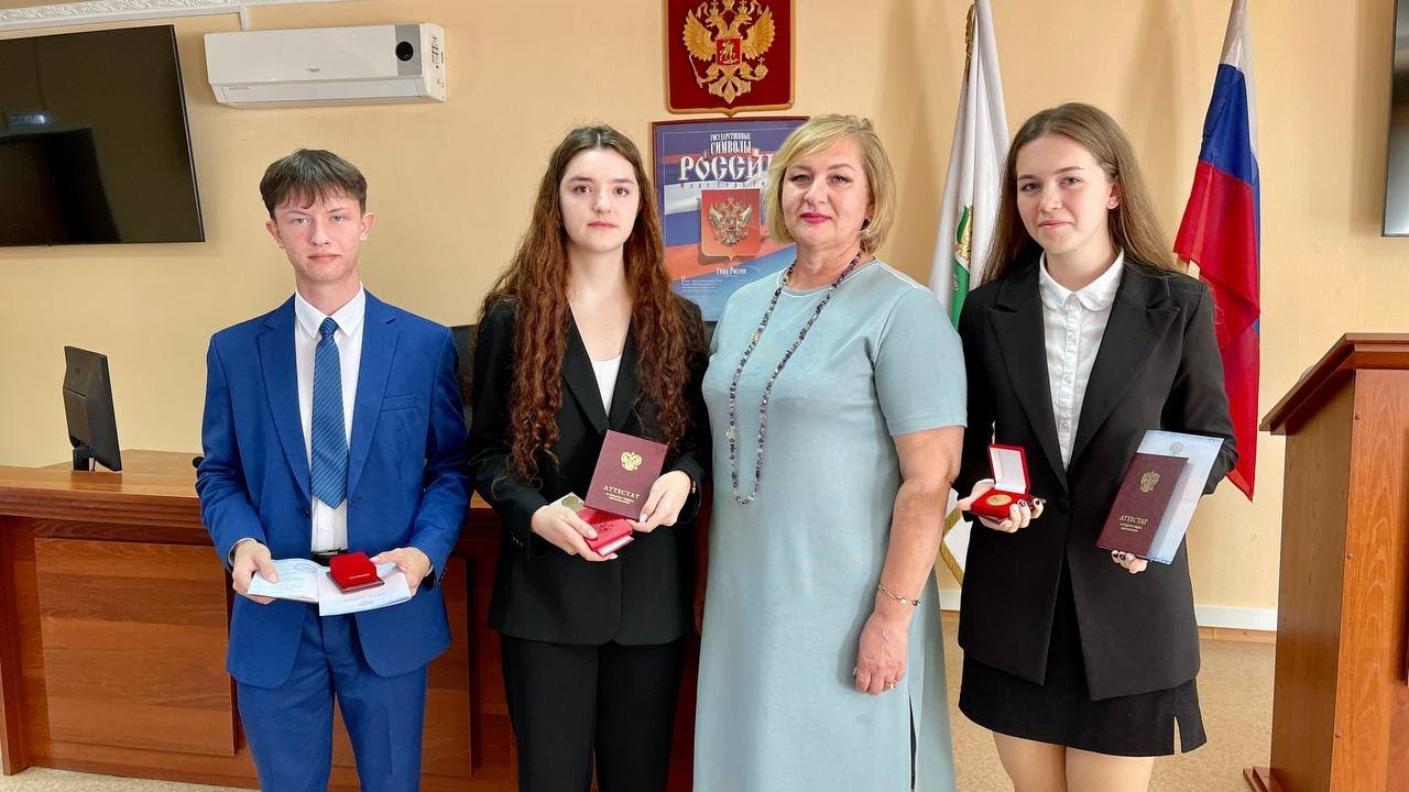 Вручение золотых медалей выпускникам школ с. Парабель