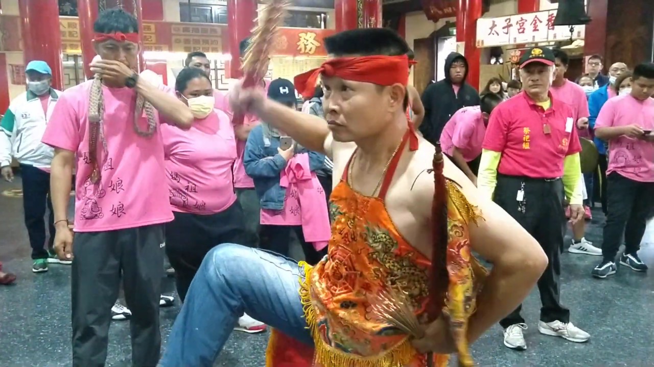 （廣澤尊王持刺棍與令旗參禮氣勢十足）（三太子在大殿翻滾參禮）-新營太子宮進香團（大光南聖宮）