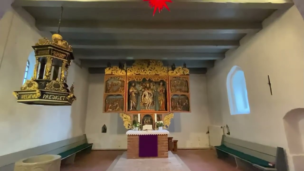 Michael Reis spielt auf der Orgel der Kirche in Neukirchen 