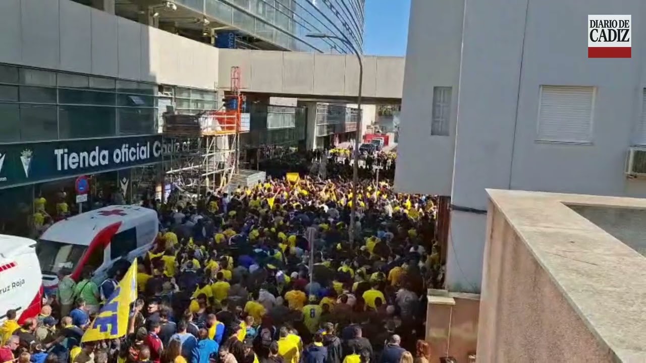 Protesta de aficionados contra la directiva del C&aacute;diz CF: petici&oacute;n de dimisi&oacute;n fuera y dentro del es