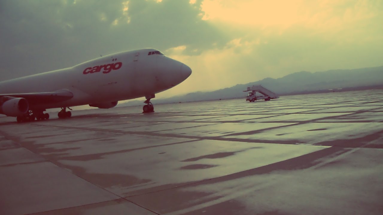 HD: The Queen B747 Rainy landing at king hussein international airport (OJAQ) Jordan - Aqaba