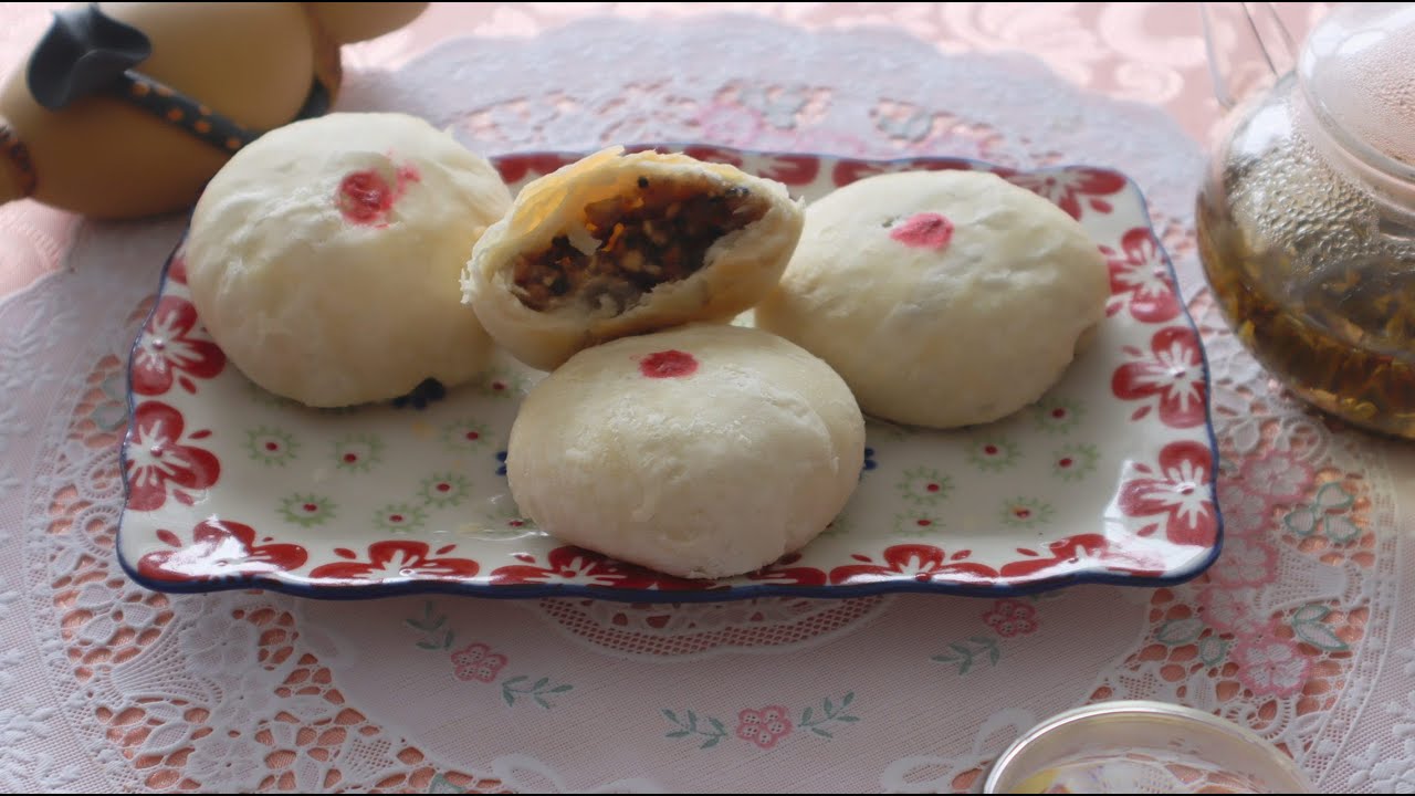 Traditional Chinese puff pastry mooncake 白酥皮月饼 Flaky skin mooncake 老式酥皮月饼