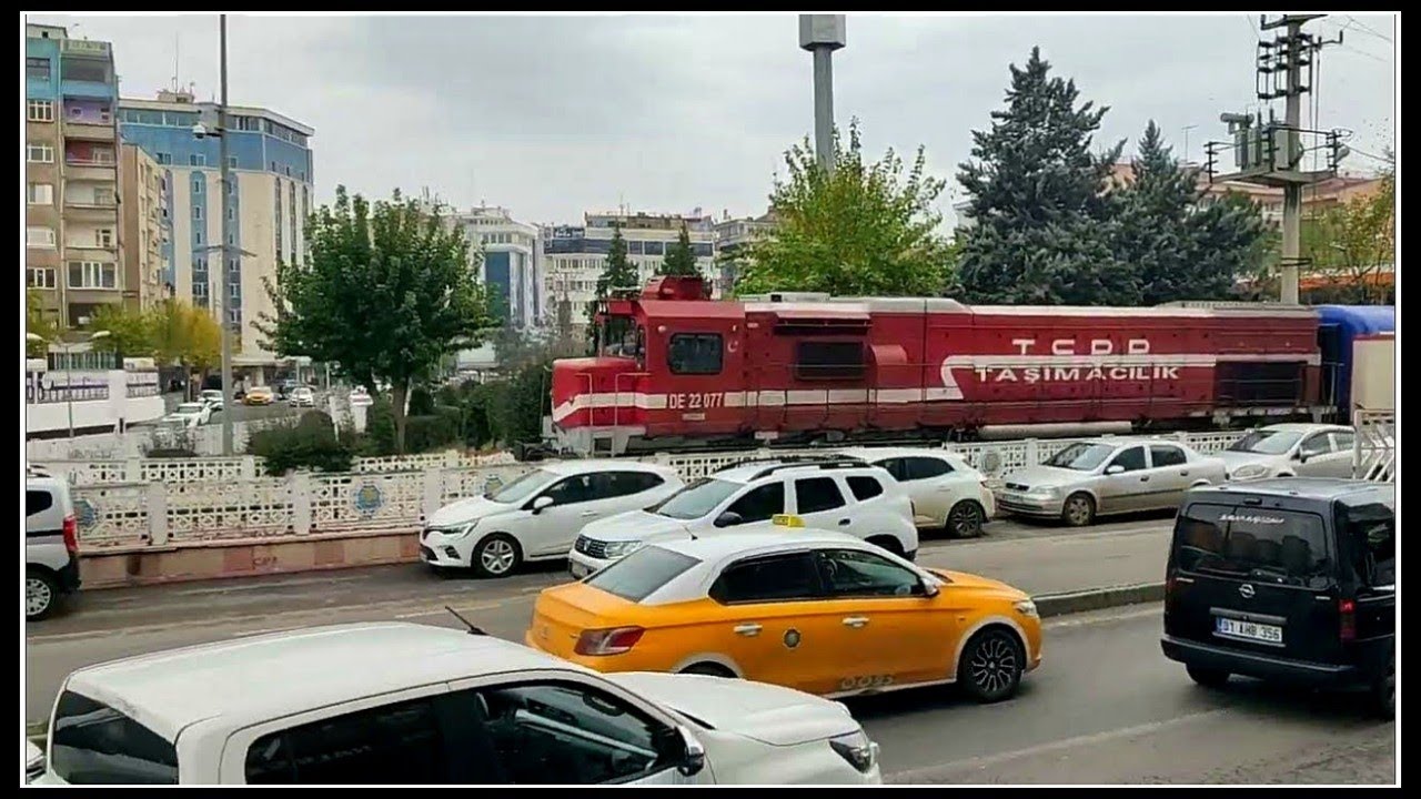 TCDD | DE 22077 DİYARBAKIR TREN GARINDAN ÇIKIŞ YAPIYOR | SOUTHERN EXPRESS | KORNA SESİ [HONKING]