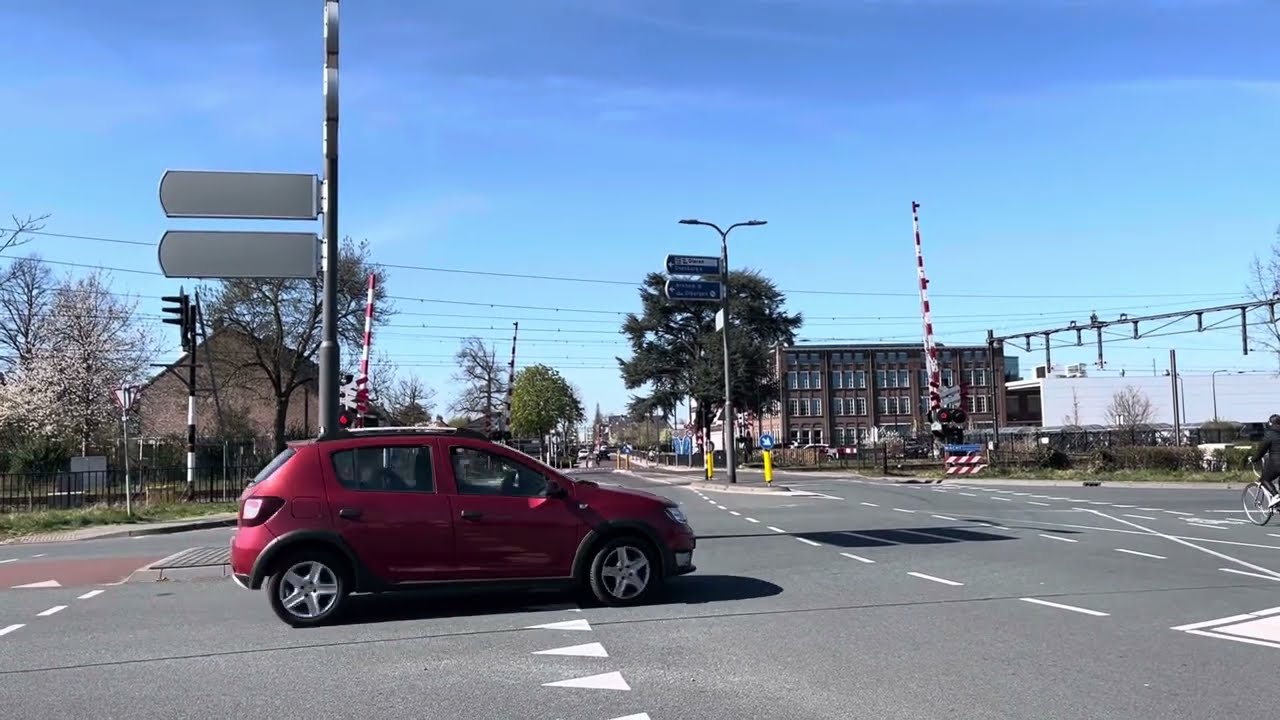 Dieren spoorwegovergang/railroad crossing (NL)