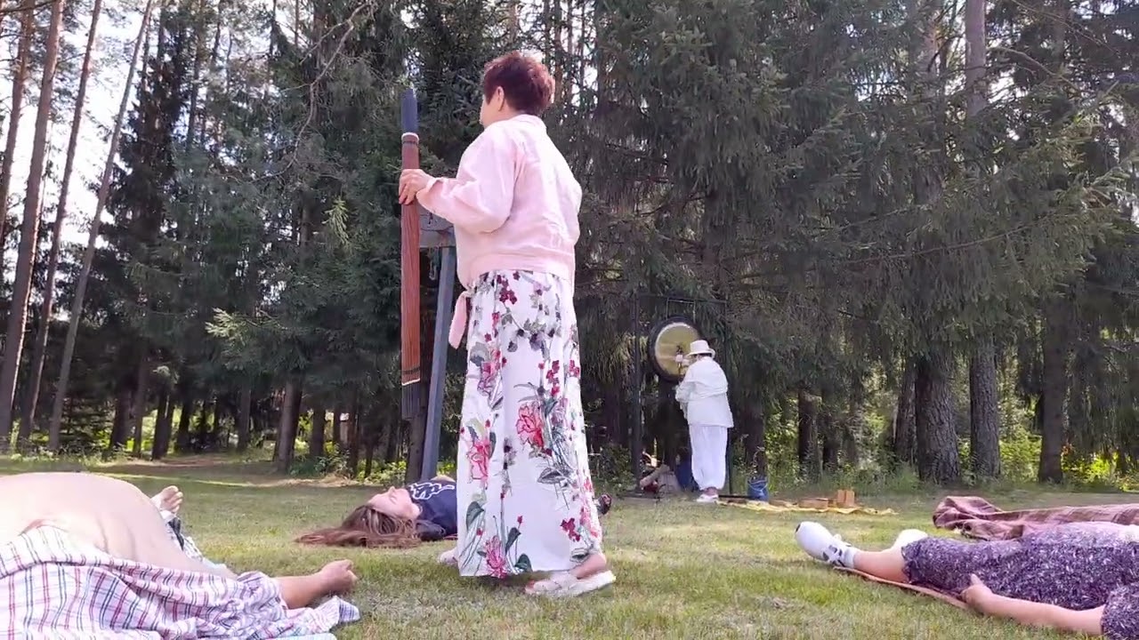Prakse &bdquo;Pelde gongu skaņās (meditācija guļot).&rdquo; Gongu meistari Izabella Reuta un Svetlana Musajeva